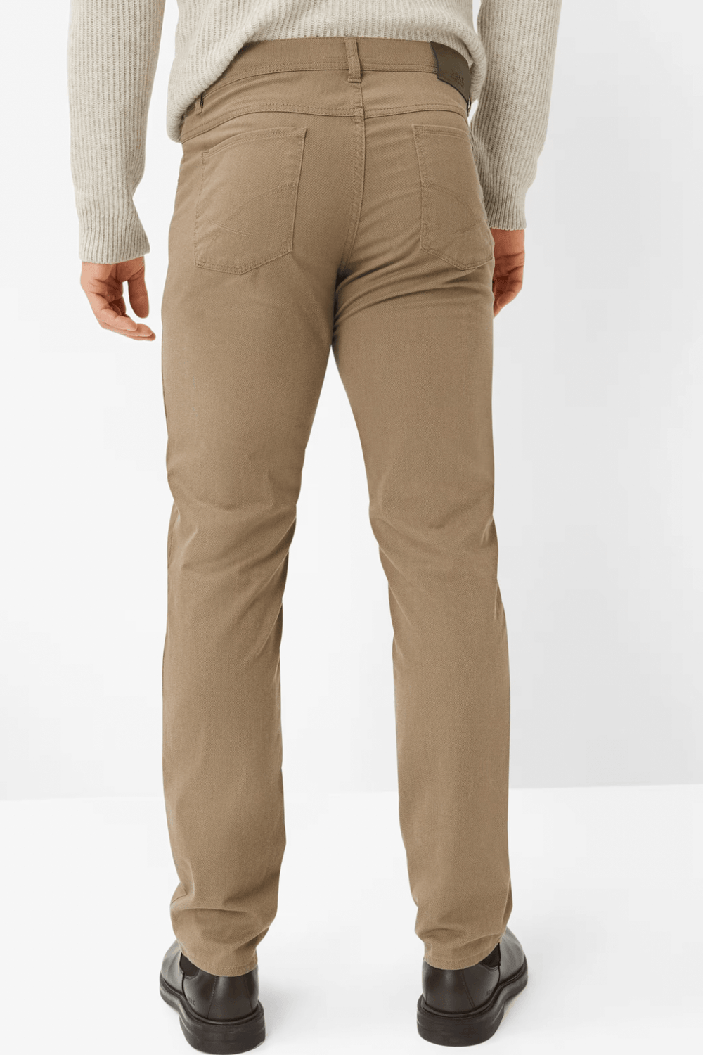 Jean Cooper homme, coupe droite, détail poches brodées, tissu confortable et tendance.