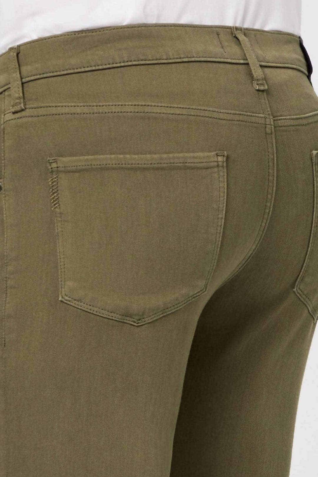 Jean Courtyard en denim vert armée avec une coupe slim, vue de l&