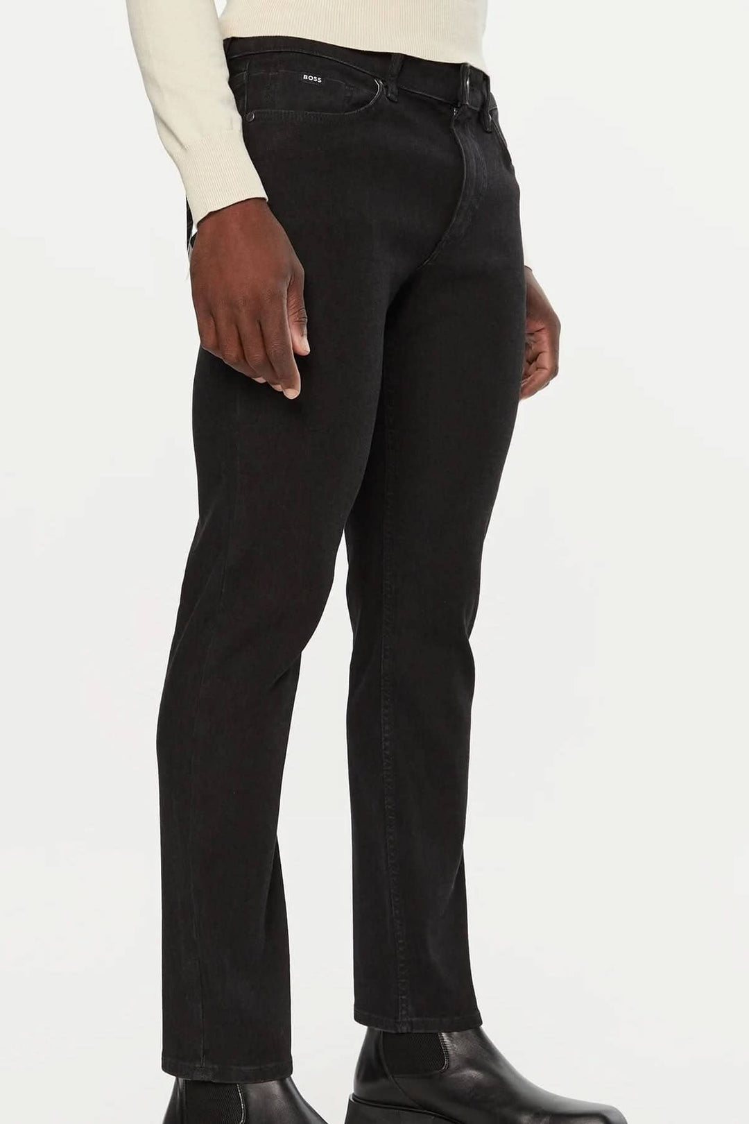 Jean slim fit noir BOSS pour homme, offrant confort et style avec un denim extensible.