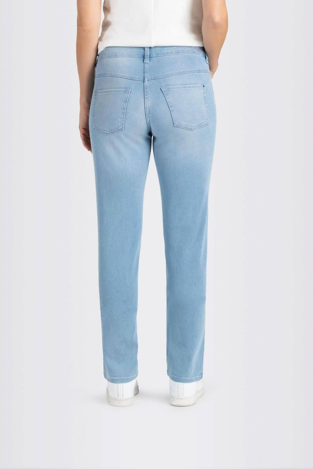 Jean Dream : vue arrière d'un jean à coupe droite, coupe féminine, couleur bleu clair, parfait pour toutes occasions.