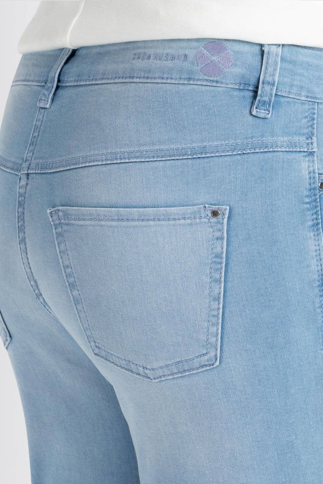 Jean Dream par Mac, jean bleu clair à coupe droite mettant en valeur une silhouette féminine et élégante.