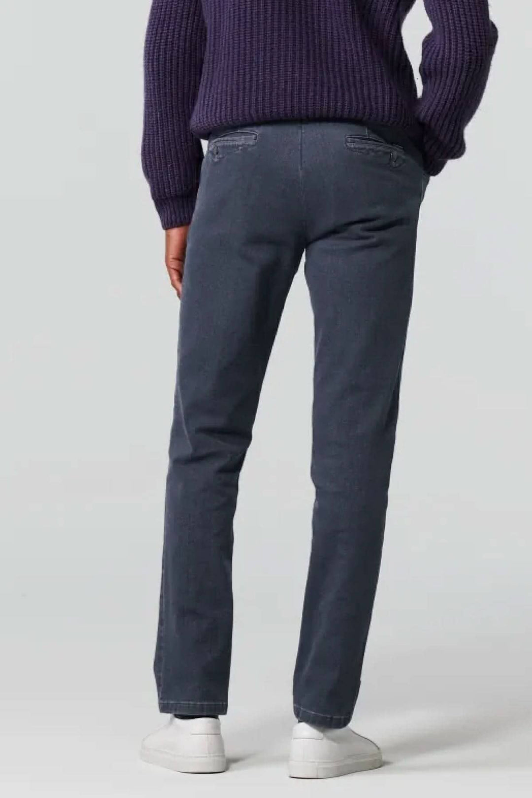 Jean Dublin denim slim en côte biologique, vue arrière avec pull violet et baskets blanches.