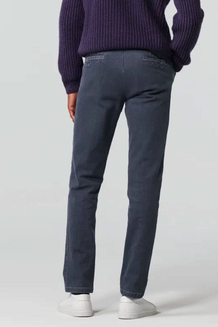 Jean Dublin denim slim en côte biologique, vue arrière avec pull violet et baskets blanches.