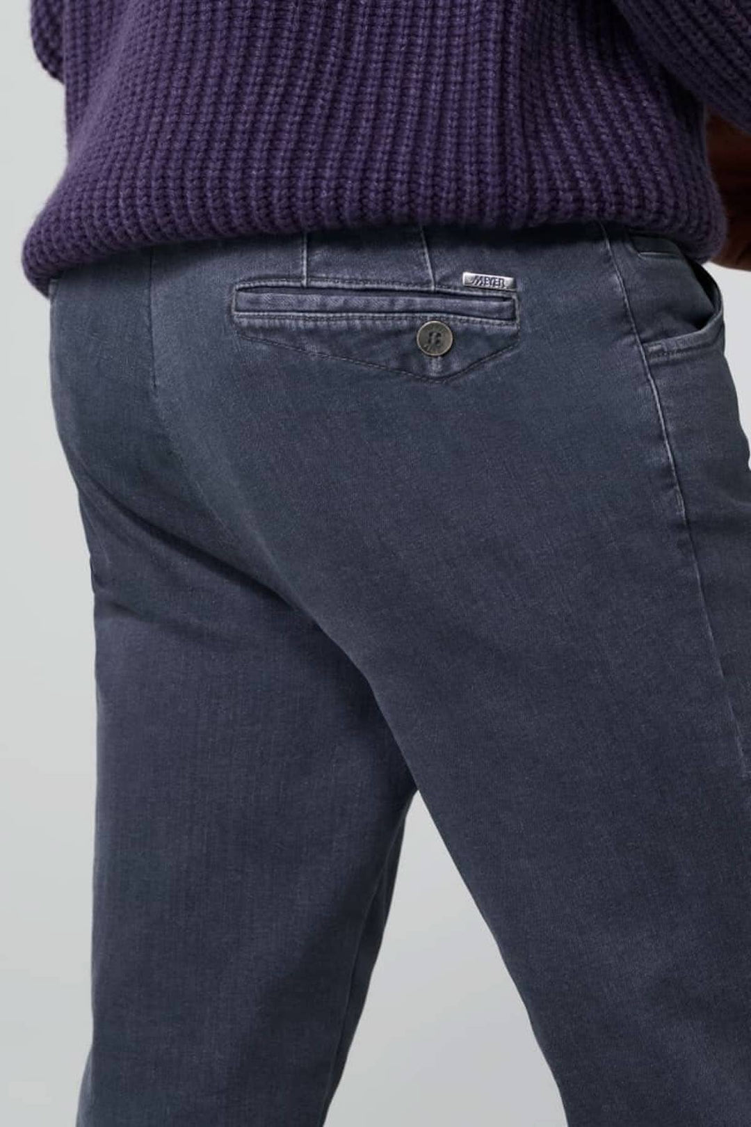 Jean Dublin slim en denim gris, avec ceinture arrondie et finitions de qualité, offrant confort et style.