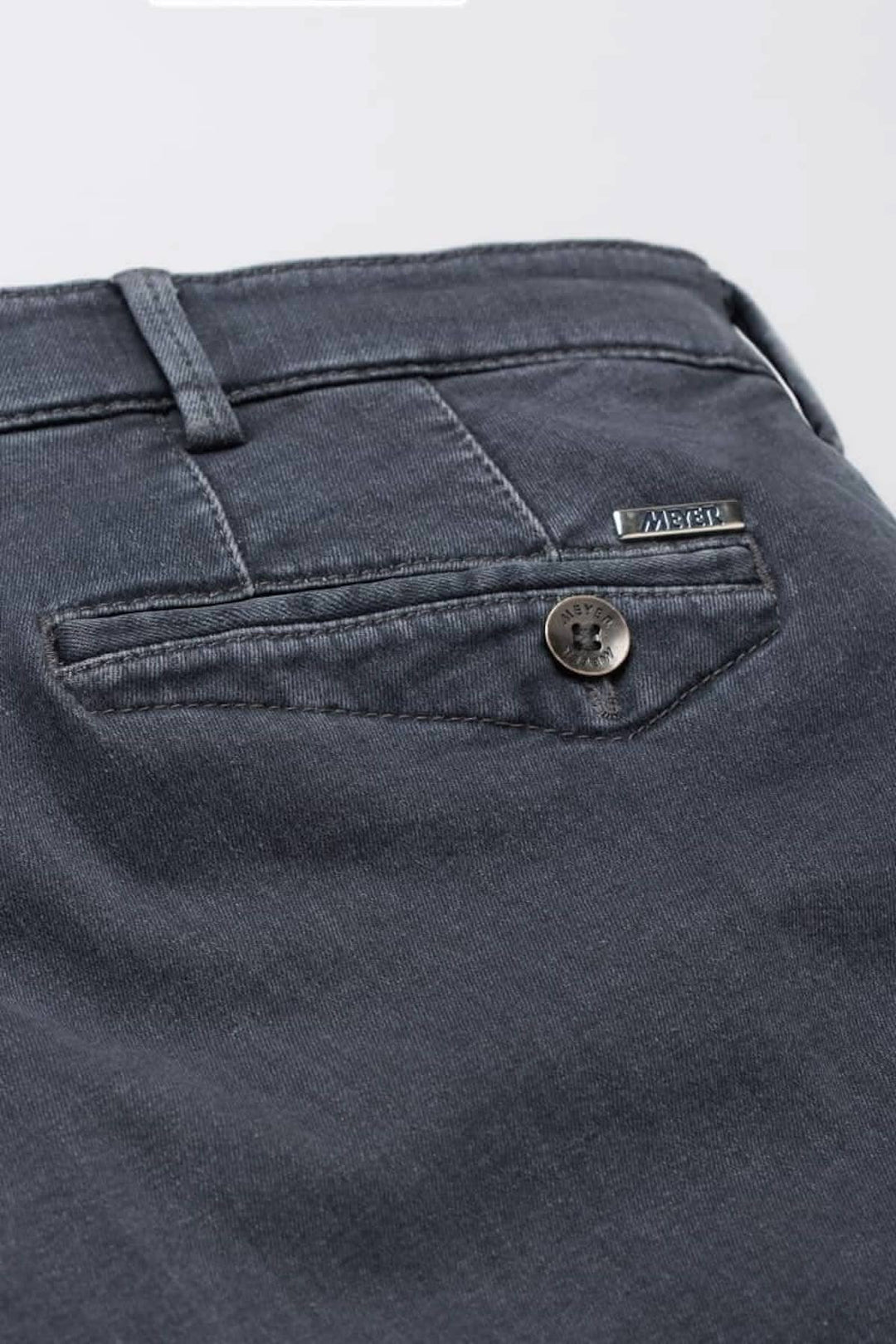 Détails du jean Dublin en denim gris, mettant en avant la poche arrière et la finition de qualité.