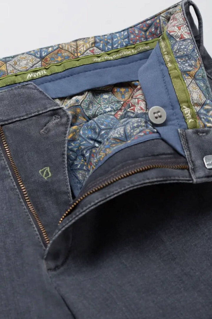 Détail du jean Dublin en denim gris avec doublure colorée et fermeture éclair.