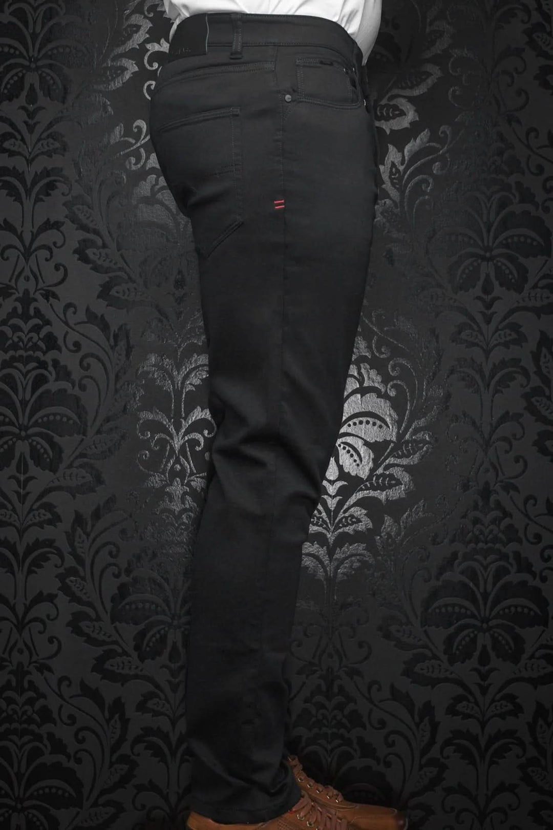 Jean Johnny pour homme, taille basse, coupe ajustée, 5 poches, confort et style, image latérale sur fond noir.