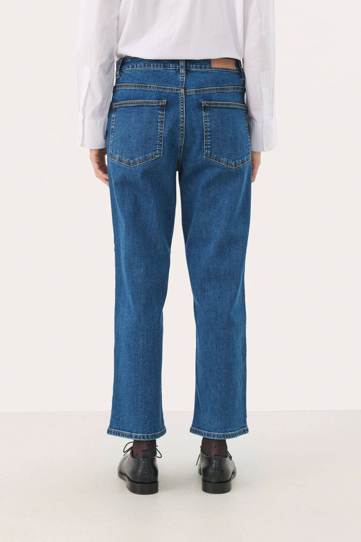 Jean Judyas à jambe droite écourtée, taille régulière et denim souple, vue arrière.
