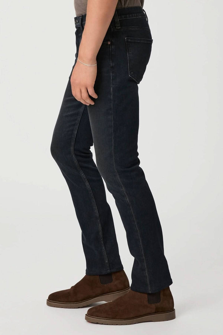 Jean Lennox slim, denim foncé, coupe ajustée aux cuisses, style élégant et vintage.