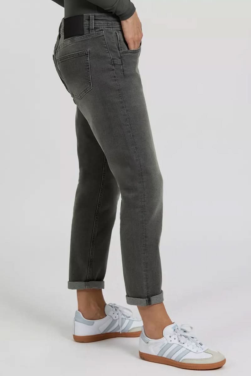 Jean Nina skinny en tissu extensible, poches arrondies, style unique, porté avec des baskets blanches.