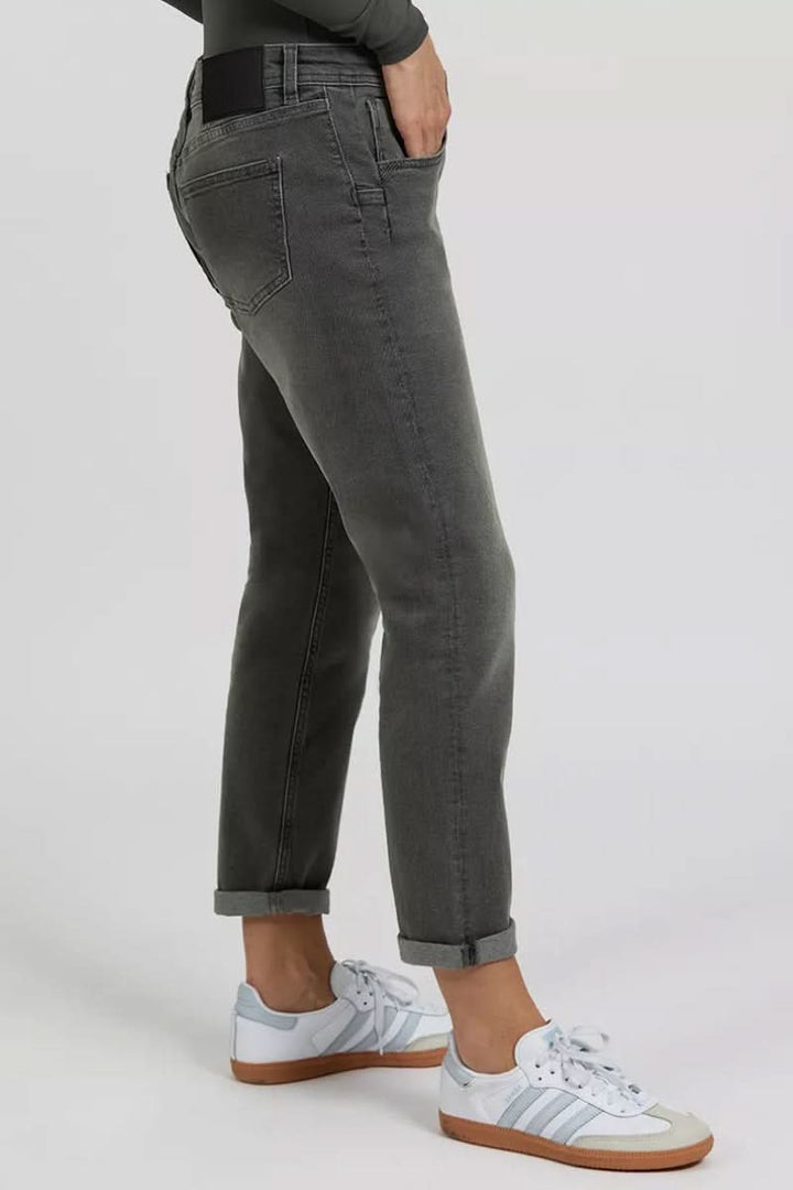 Jean Nina skinny en tissu extensible, poches arrondies, style unique, porté avec des baskets blanches.
