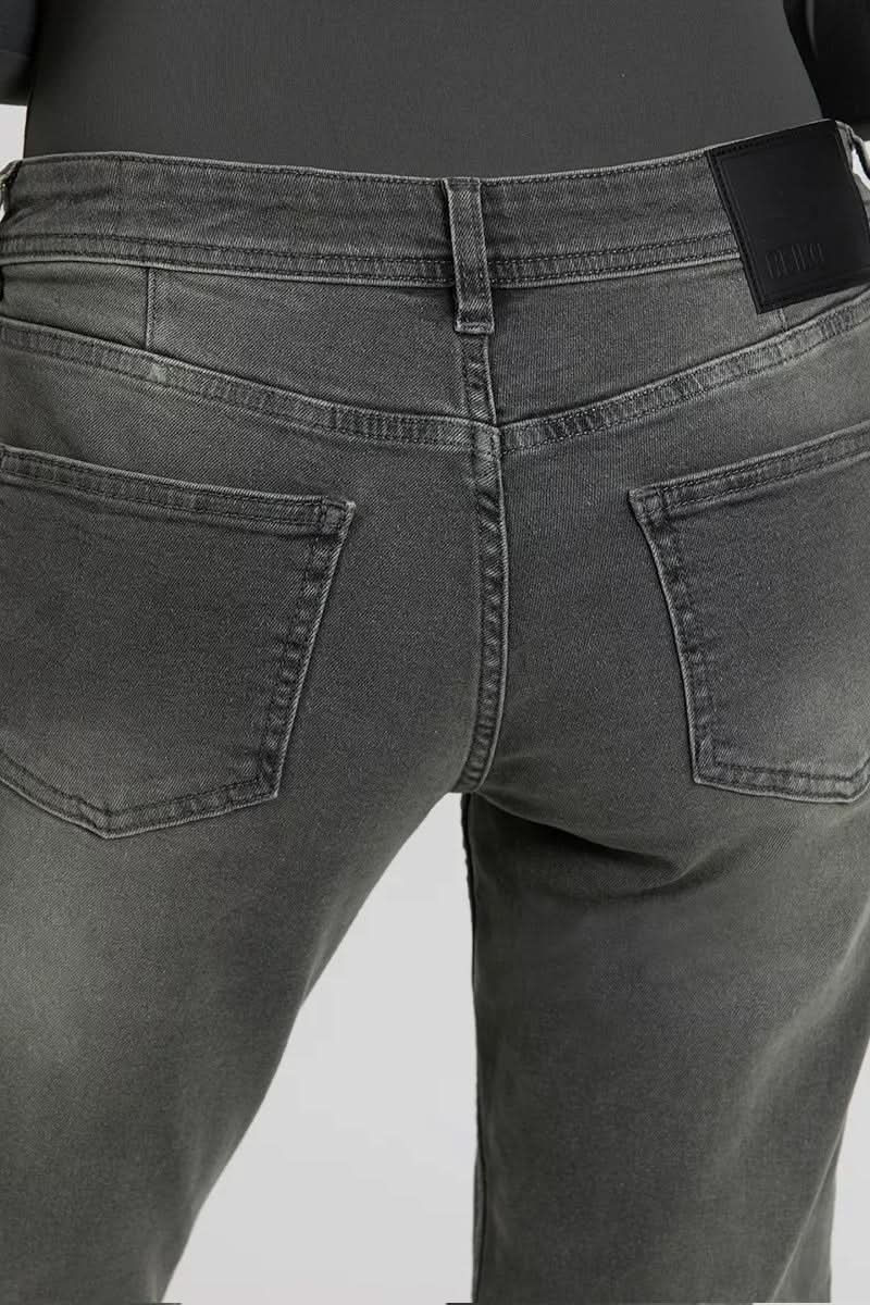 Pantalon skinny gris avec poches arrière et taille ajustée pour un style moderne et confortable.
