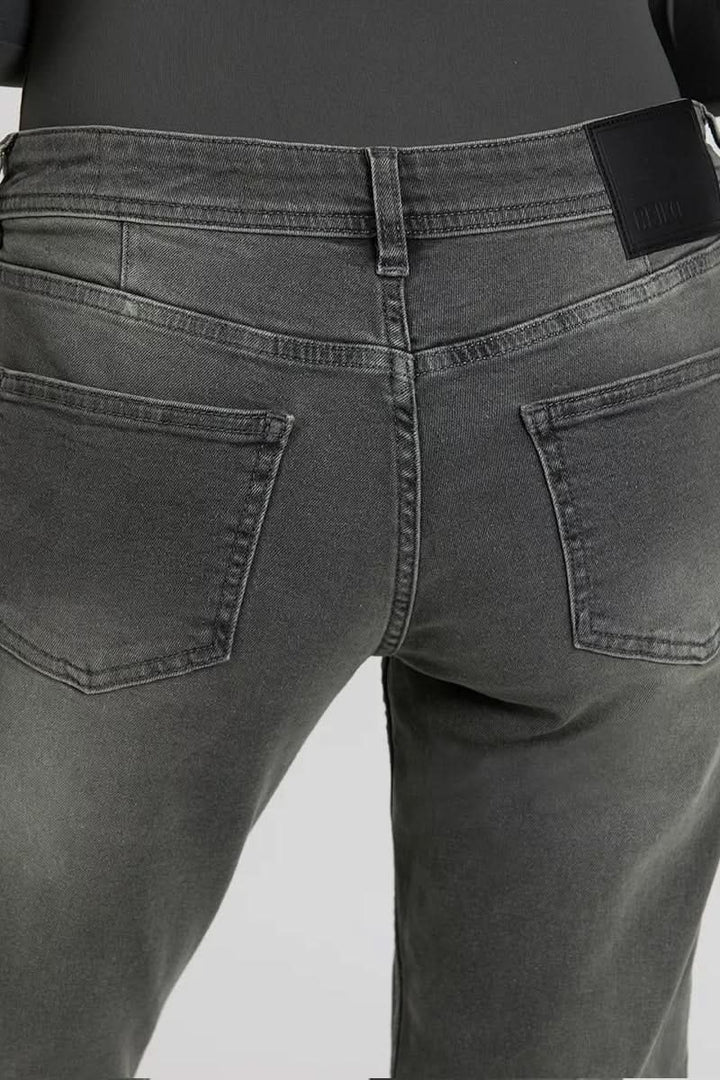 Pantalon skinny gris avec poches arrière et taille ajustée pour un style moderne et confortable.
