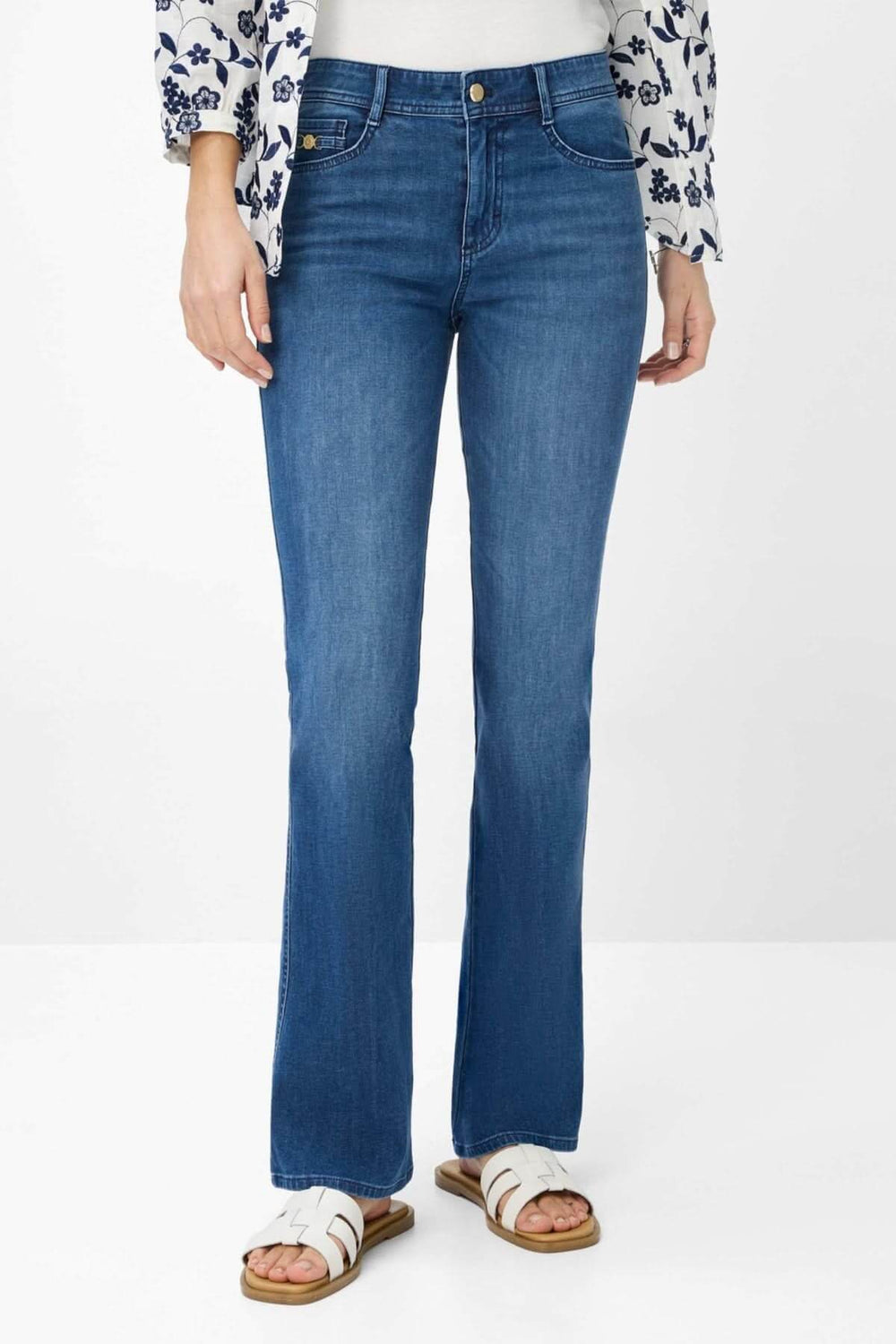 Jean Shakira bootcut pour femme, denim ultra-extensible, coupe slim, jambe légèrement évasée, style moderne.