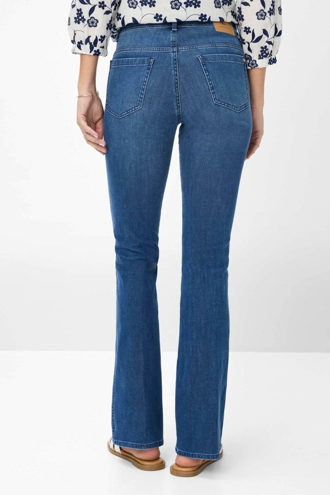 Jean Shakira bootcut arrière, denim ultra-extensible, coupe slim, bas légèrement évasé, style moderne et confortable.