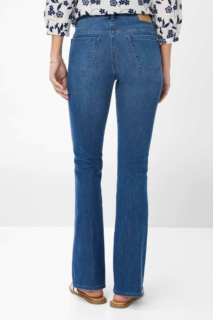 Jean Shakira bootcut arrière, denim ultra-extensible, coupe slim, bas légèrement évasé, style moderne et confortable.