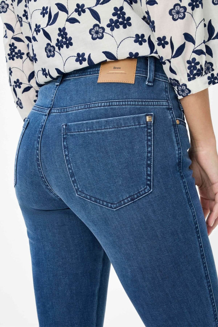 Vue arrière du jean Shakira bootcut, avec une coupe slim et un bas légèrement évasé, parfait pour la silhouette.
