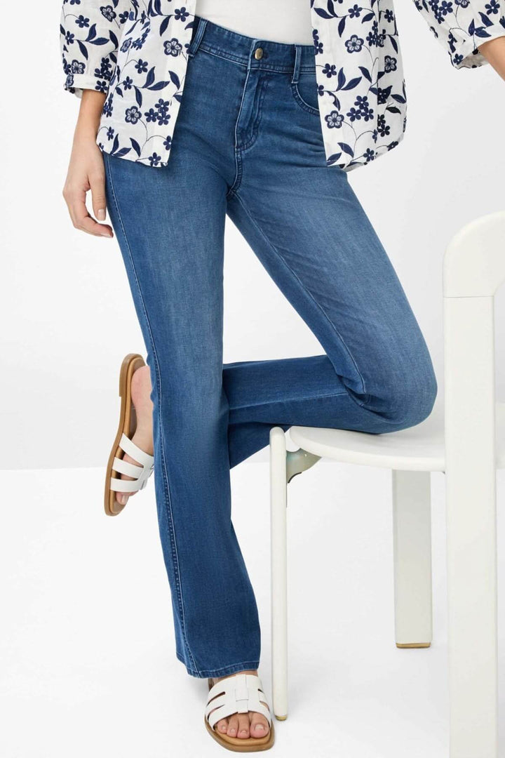 Jean Shakira bootcut, slim fit denim avec jambe évasée, modèle moderne et confortable, parfait pour toutes occasions.