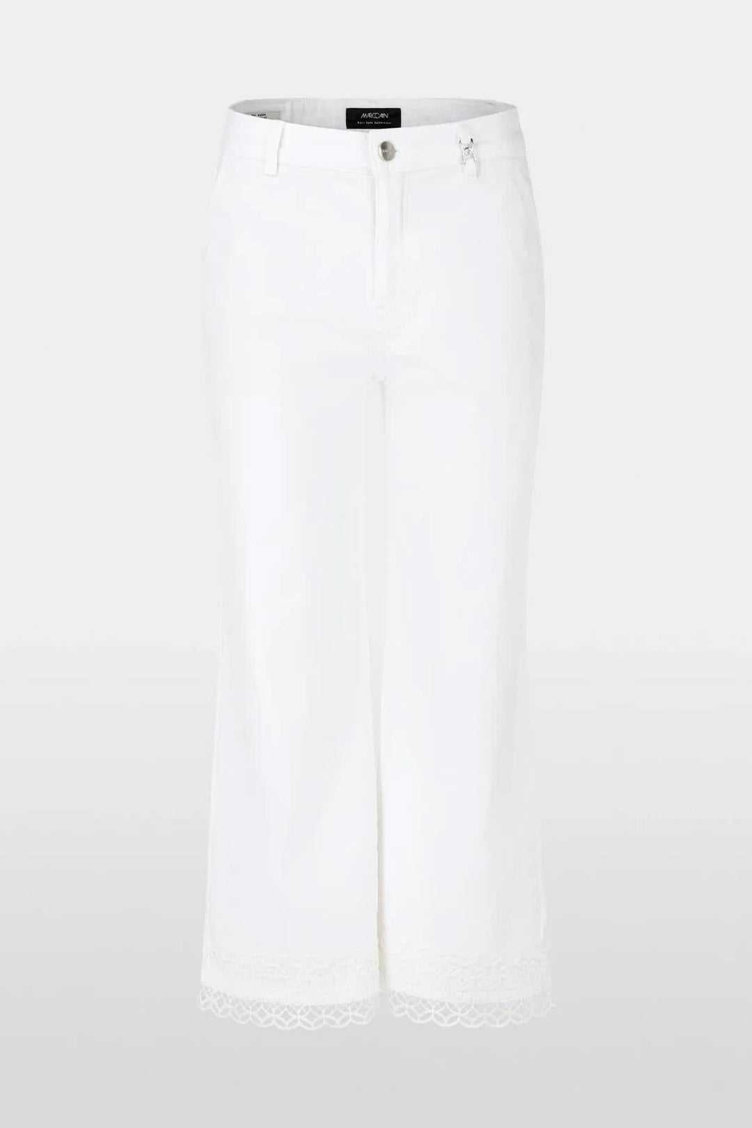 Jean Wigan blanc avec dentelle aux ourlets, taille haute, coupe large et confortable, cinq poches.