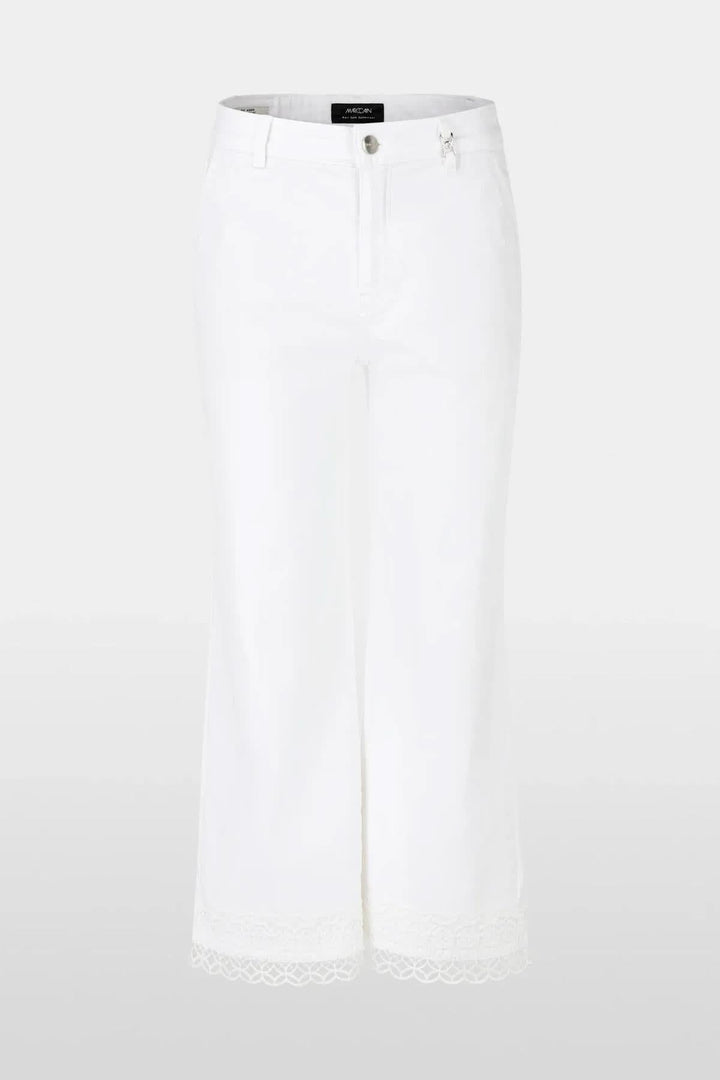 Jean Wigan blanc avec dentelle aux ourlets, taille haute, coupe large et confortable, cinq poches.