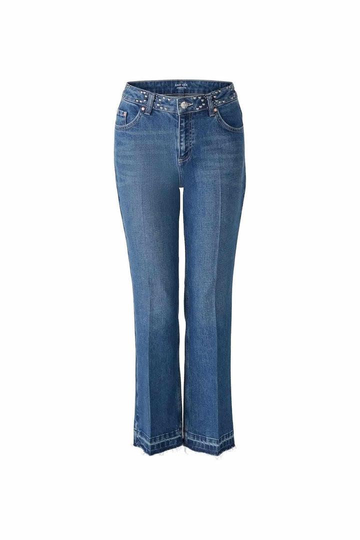 Jean en denim avec détails cloutés à la taille et finition brute, style évasé et tendance.