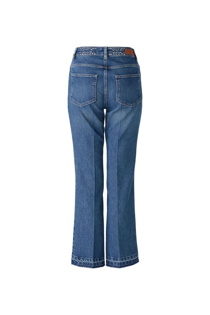 Jean en denim évasé avec détails cloutés à la taille, finition brute, vue arrière.