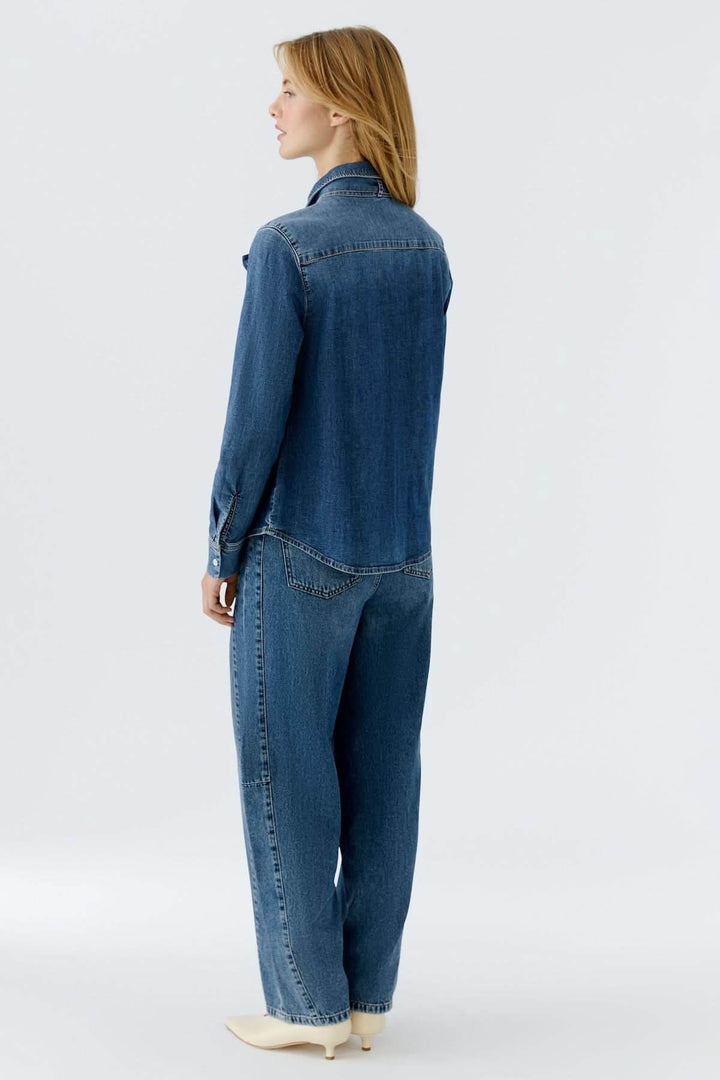 Vue arrière du Jean baril taille haute en denim 100 % coton avec coupe jambe arrondie et chemise assortie pour un style casual chic.