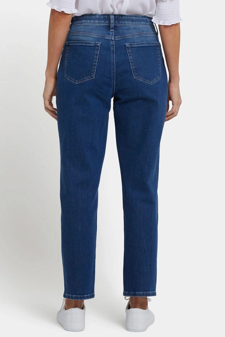 Jean boyfriend en denim délavé, ajustement droit, taille classique pour un style décontracté et moderne. Vue de dos.