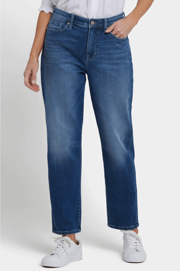 Jean boyfriend taille classique, coupe droite moderne, teinte légèrement délavée, confortable et polyvalent pour le quotidien.