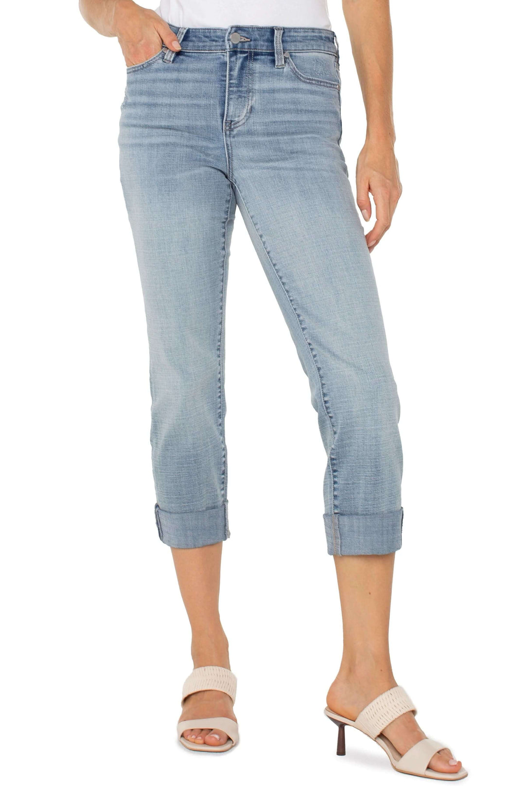 Jean capri à revers, taille mi-haute, denim délavé, look décontracté et moderne.