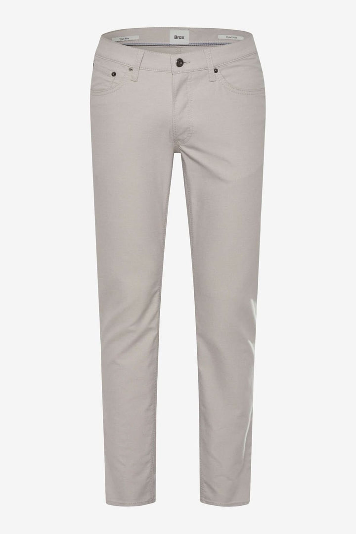Jean Chuck Triple Flex pour homme, coupe Modern Fit, couleur beige, cinq poches, détails en cuir synthétique.