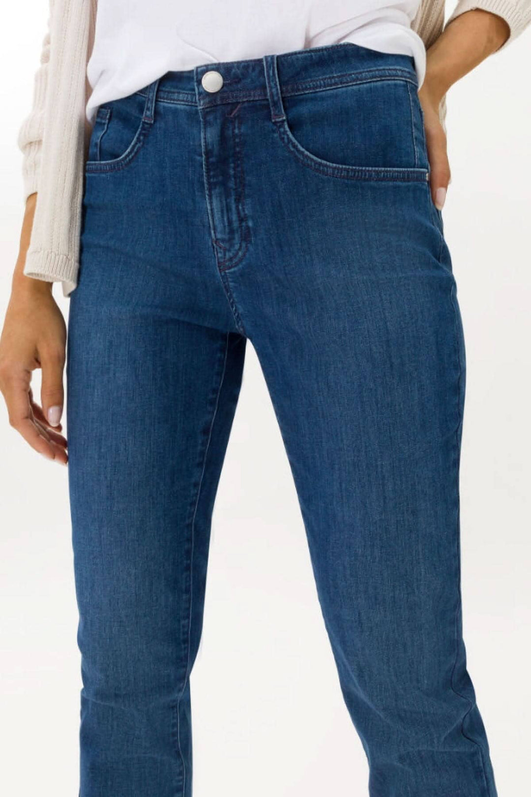 Jean classique MARY, coupe droite, taille régulière, en denim durable, porté avec un haut blanc.