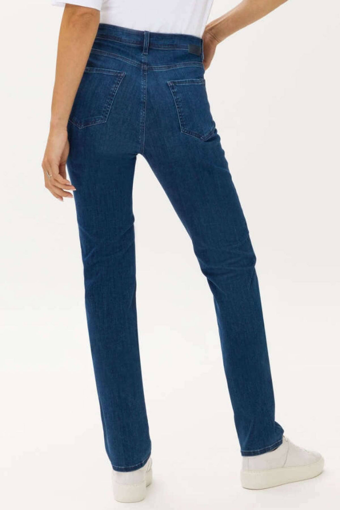 Jean classique MARY pour femme, coupe droite, denim durable, porté avec des baskets blanches.