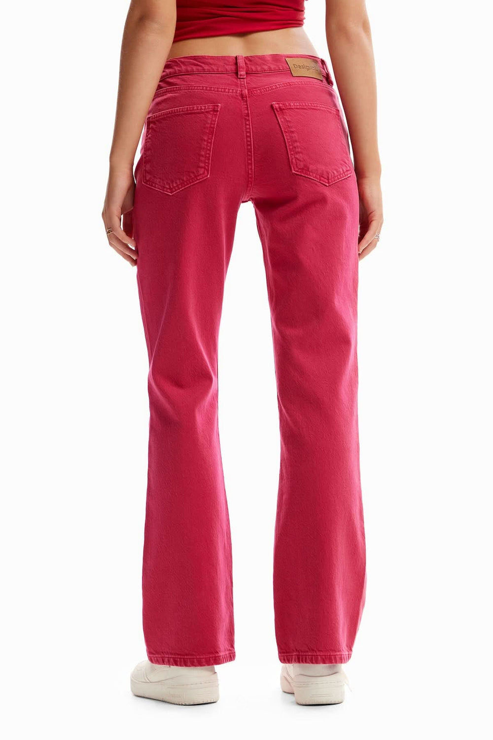 Vue arrière de jeans évasés rose, avec cinq poches et une taille mi-haute.