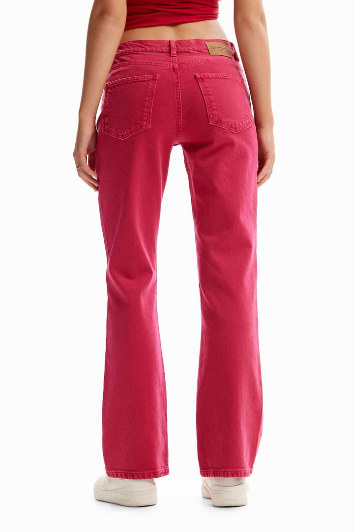 Vue arrière de jeans évasés rose, avec cinq poches et une taille mi-haute.