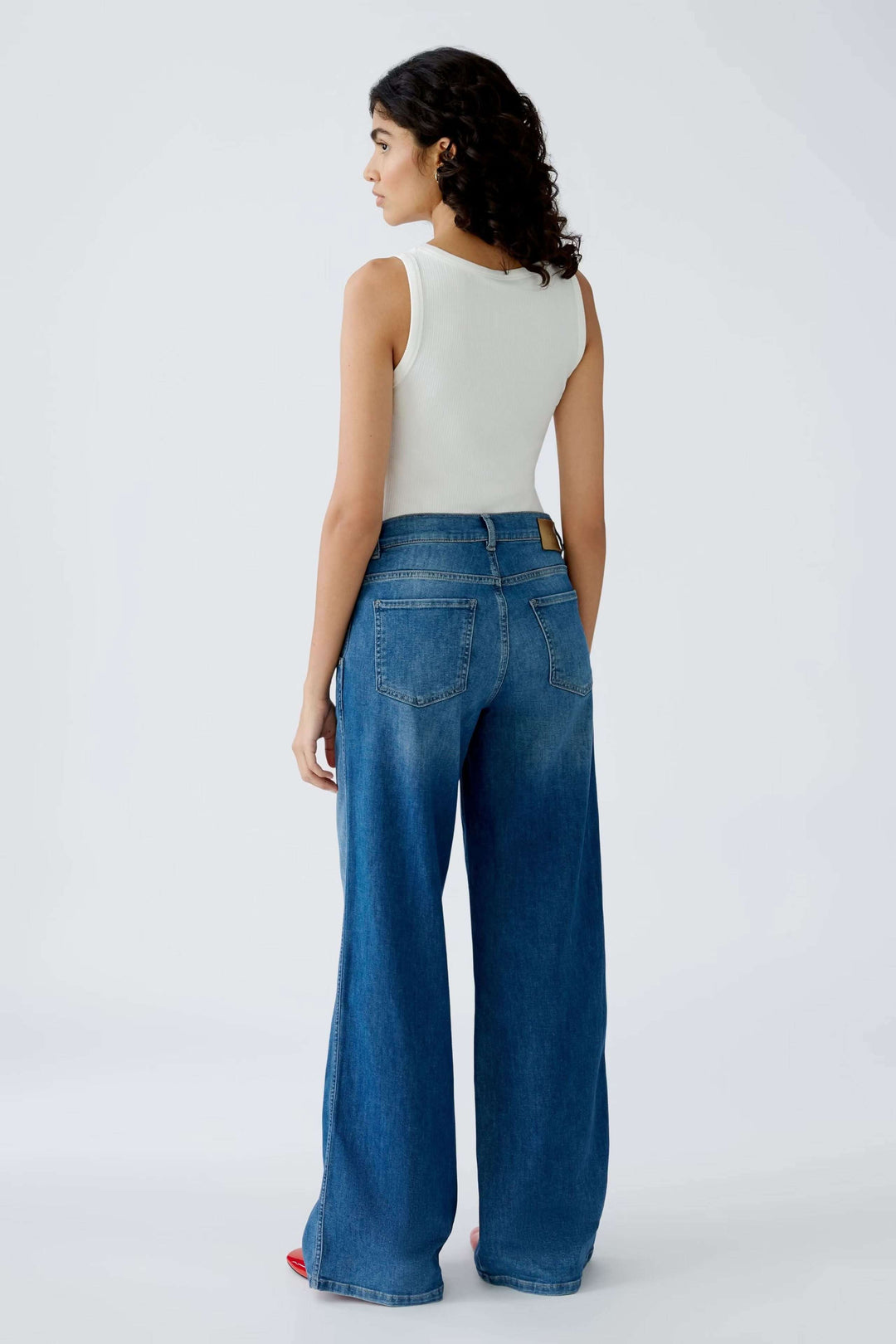Jean à jambe large avec coupe évasée, présenté de dos, pour un style décontracté et moderne.