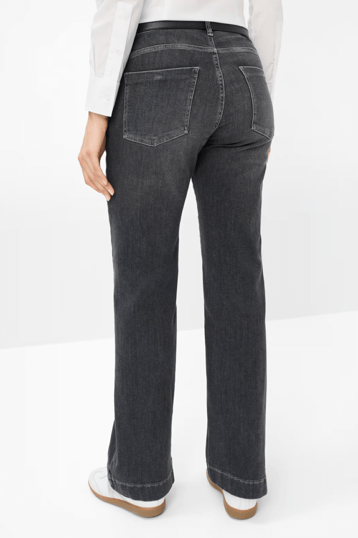 Jean délavé à la coupe évasée, vue arrière, taille mi-haute, idéal pour un look moderne et confortable.