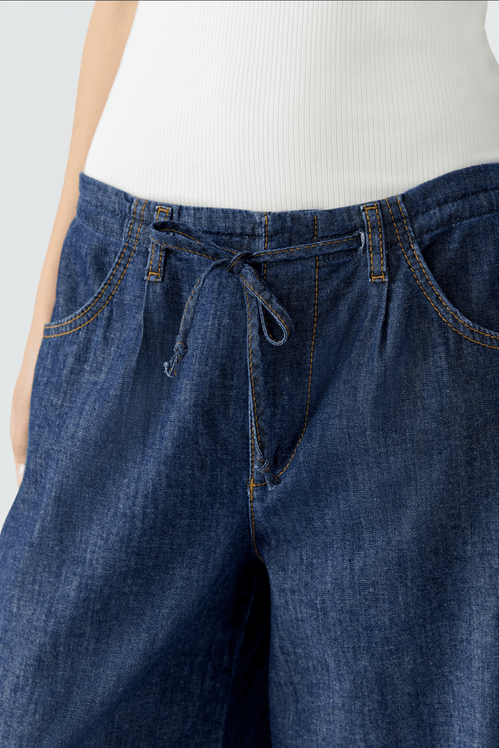 Jean ultra léger avec ceinture à cordon de serrage, coupe décontractée et taille mi-haute, parfaite pour un style moderne et fluide.