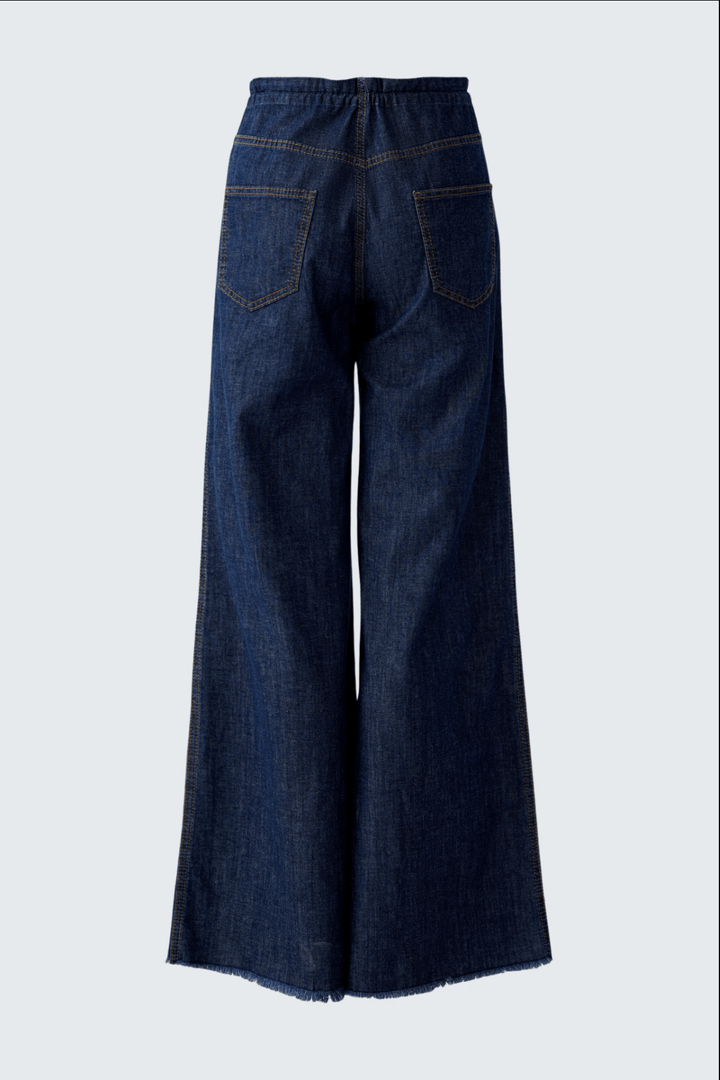 Jean ultra léger avec coupe large, taille mi-haute et ceinture à cordon de serrage pour un ajustement personnalisé. Voir arrière du jean.