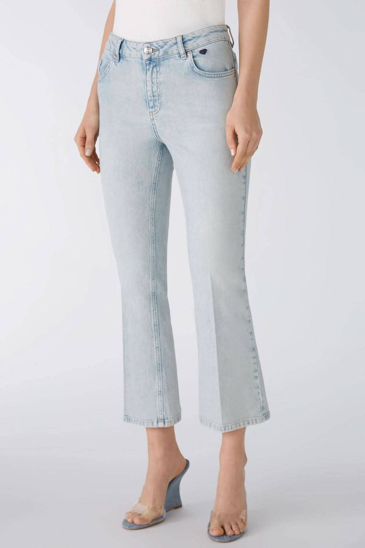 Jean évasé en denim clair, ajusté en haut et ample en bas, parfait pour un look décontracté avec des bottes.