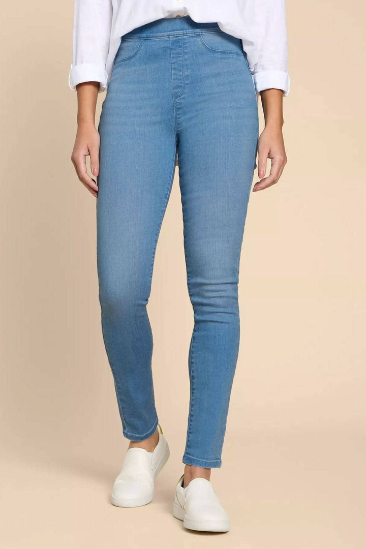 Jean Janey ajusté en denim bleu, taille élastique, sans fermeture éclaire, confort optimal pour toute occasion.