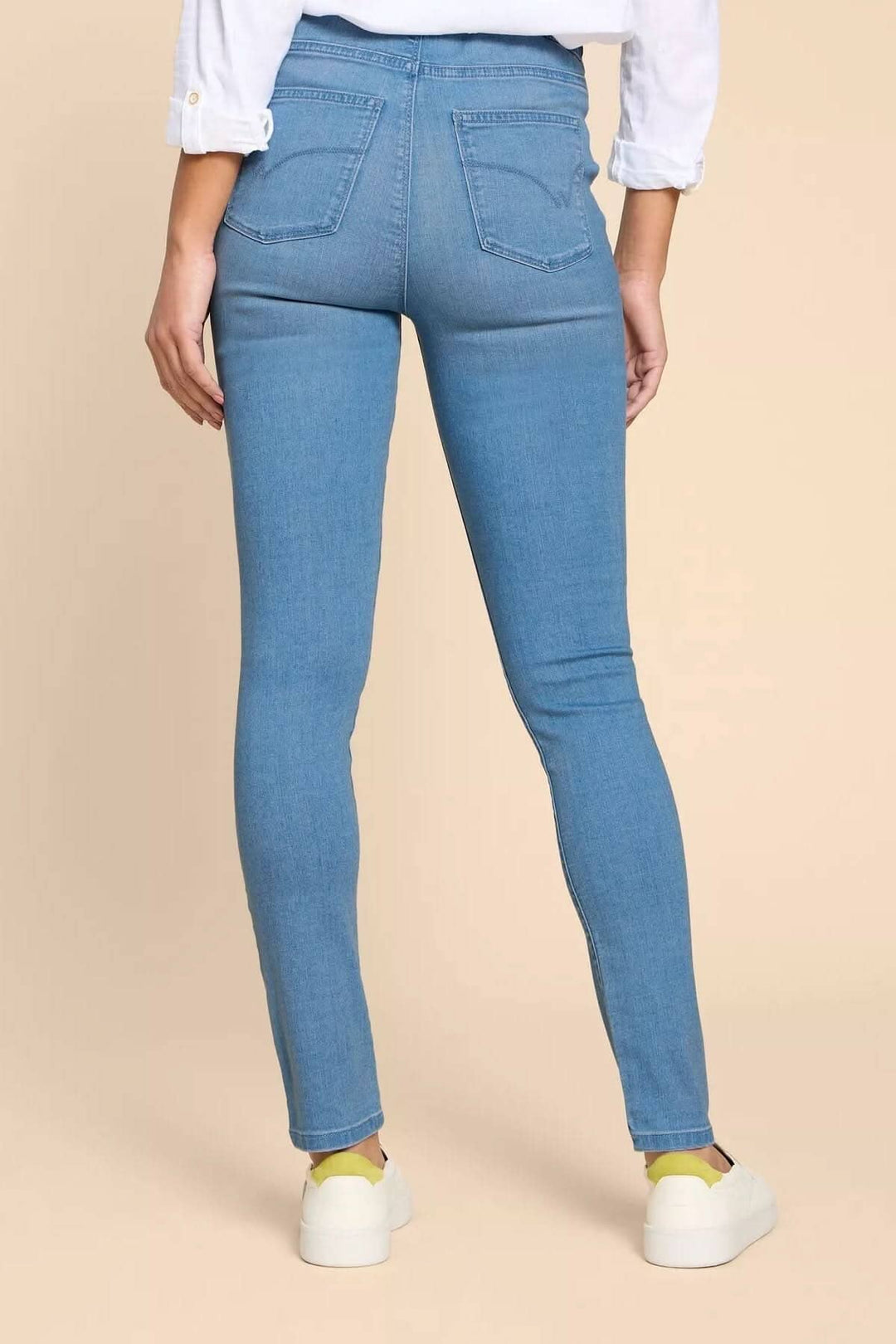 Jeans Janey, coupe ajustée, taille élastique, vue arrière, couleur bleu clair, style décontracté.