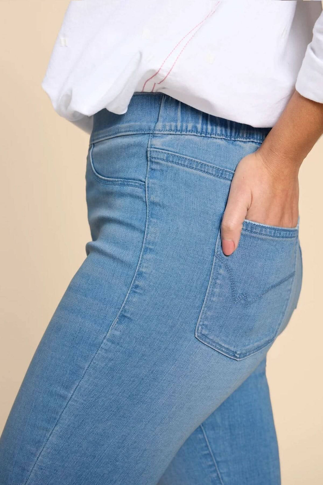 Jeans Janey, coupe ajustée en denim, taille élastique, confort optimal, idéale avec tous les hauts.
