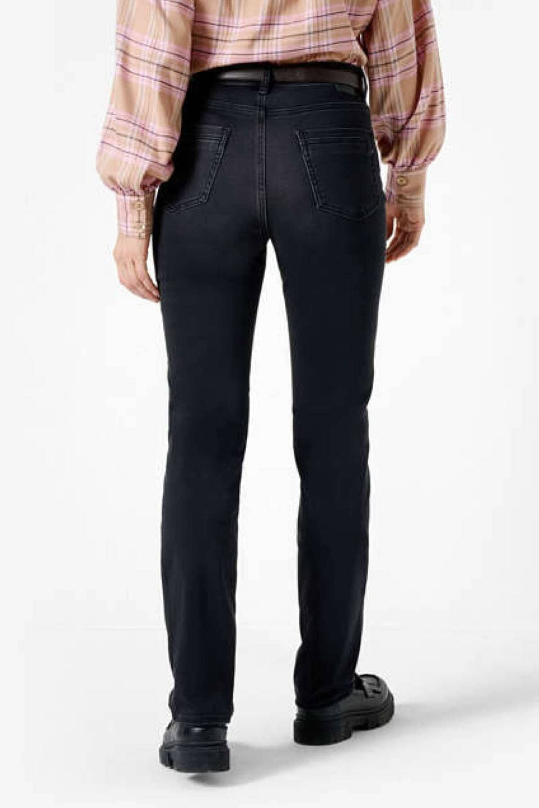 Jean noir à cinq poches pour femmes, coupe classique et confortable, vue arrière.