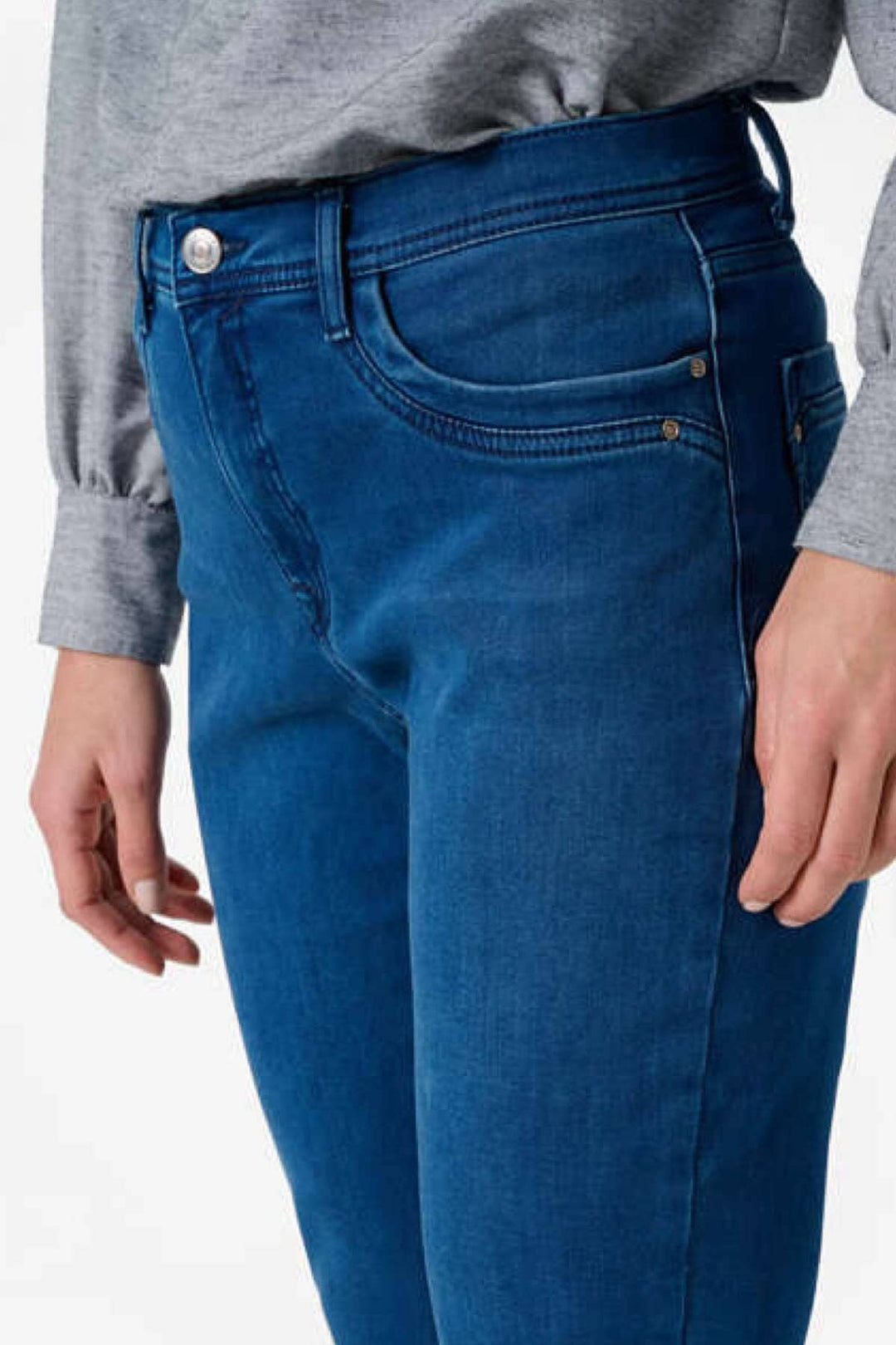 Jean à cinq poches pour femmes, coupe classique et confortable, couleur bleu tendance, parfait pour un look moderne.