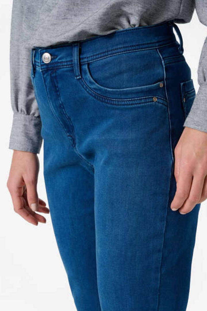 Jean à cinq poches pour femmes, coupe classique et confortable, couleur bleu tendance, parfait pour un look moderne.