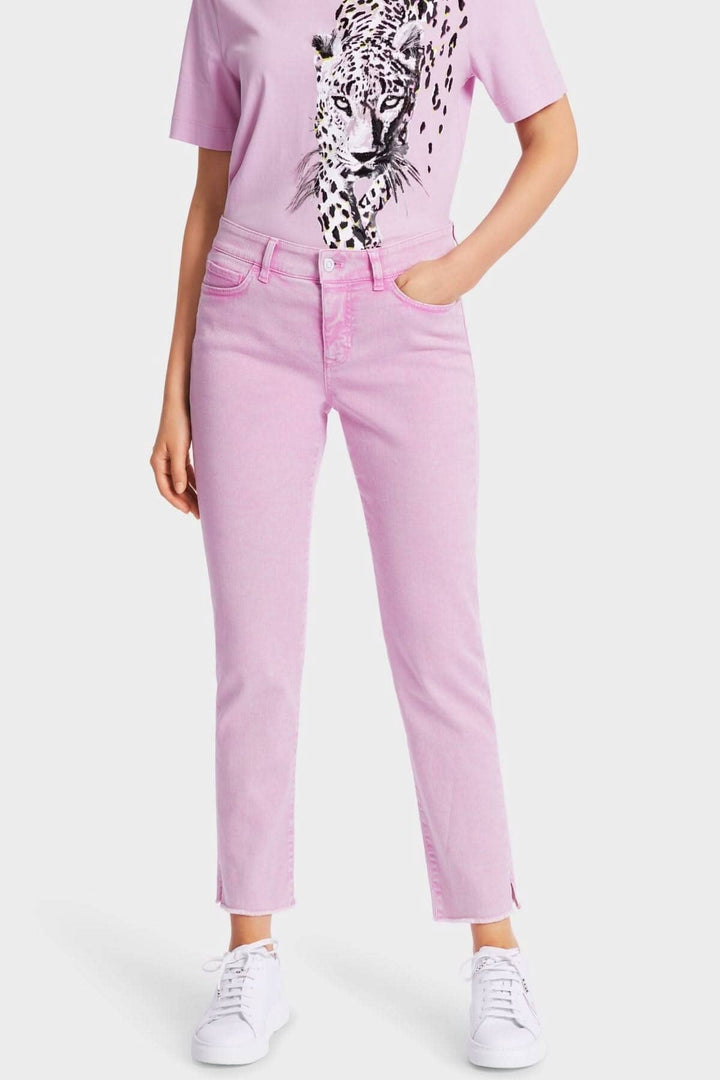 Jeans Sikar rose à cinq poches, taille basse, frangés, portés avec un t-shirt imprimé léopard.