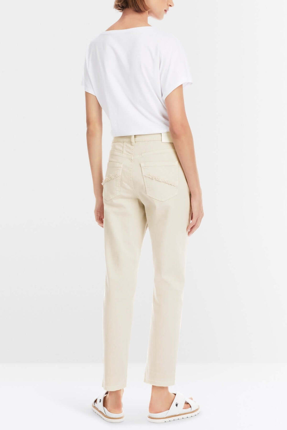 Femme portant un jean Silea beige avec coupe fuselée et t-shirt blanc, vue arrière.