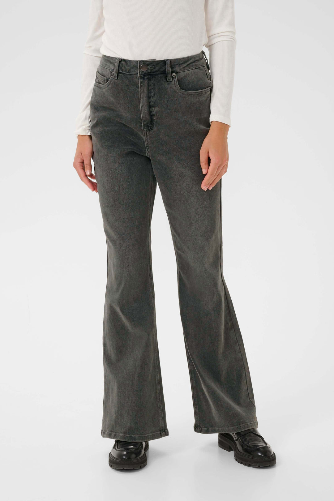 Jean à jambe évasée au fini délavé, taille haute, style rétro, parfaire pour une allure décontractée.