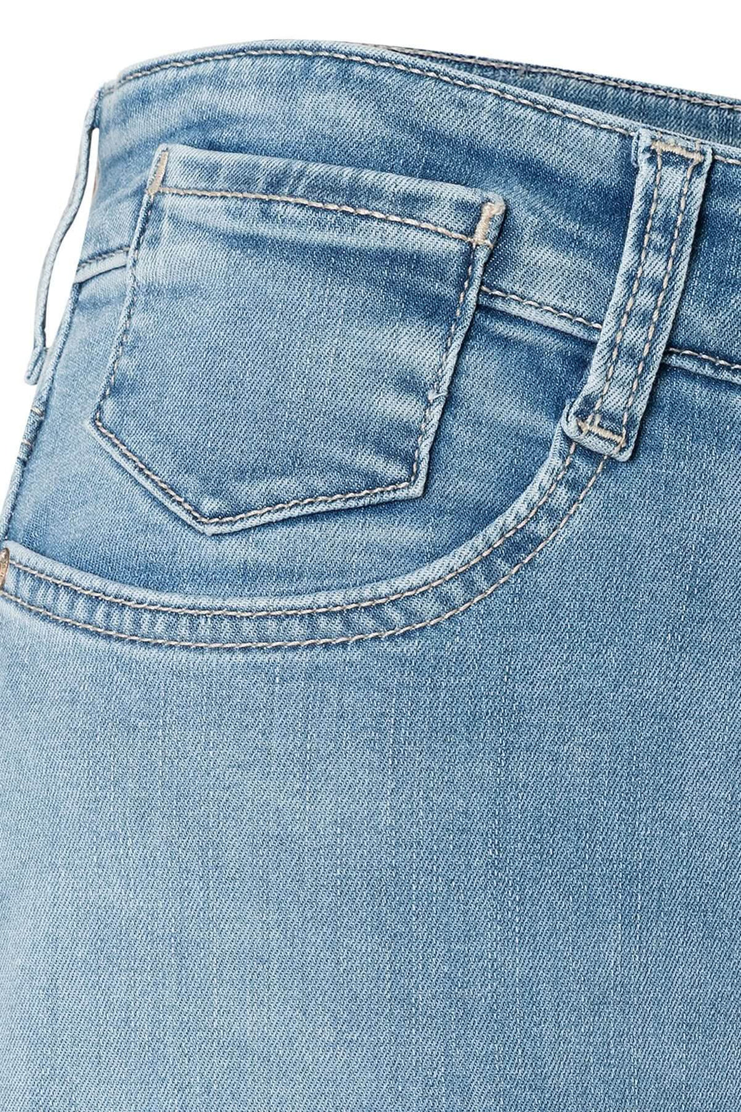 Gros plan sur le Jeans avec ourlet retroussé LAURA, montrant la poche arrière et la finition en denim.